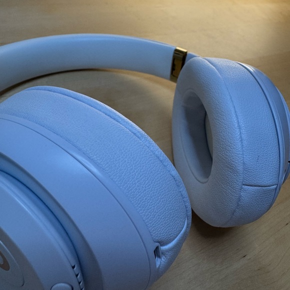 Beats Studio3 Over-Ear Bluetooth Headphones in White w/ Pure ANC - Picture 13 of 15